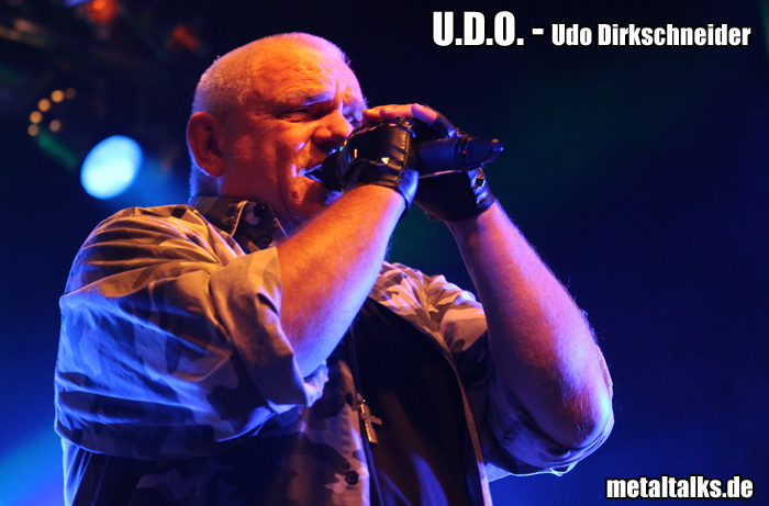 Udo Dirkschneider während des letzten Konzerts 2015 in Berlin. Auch wurde es richtig rappelig als U.D.O. alte Accept Songs spielten.