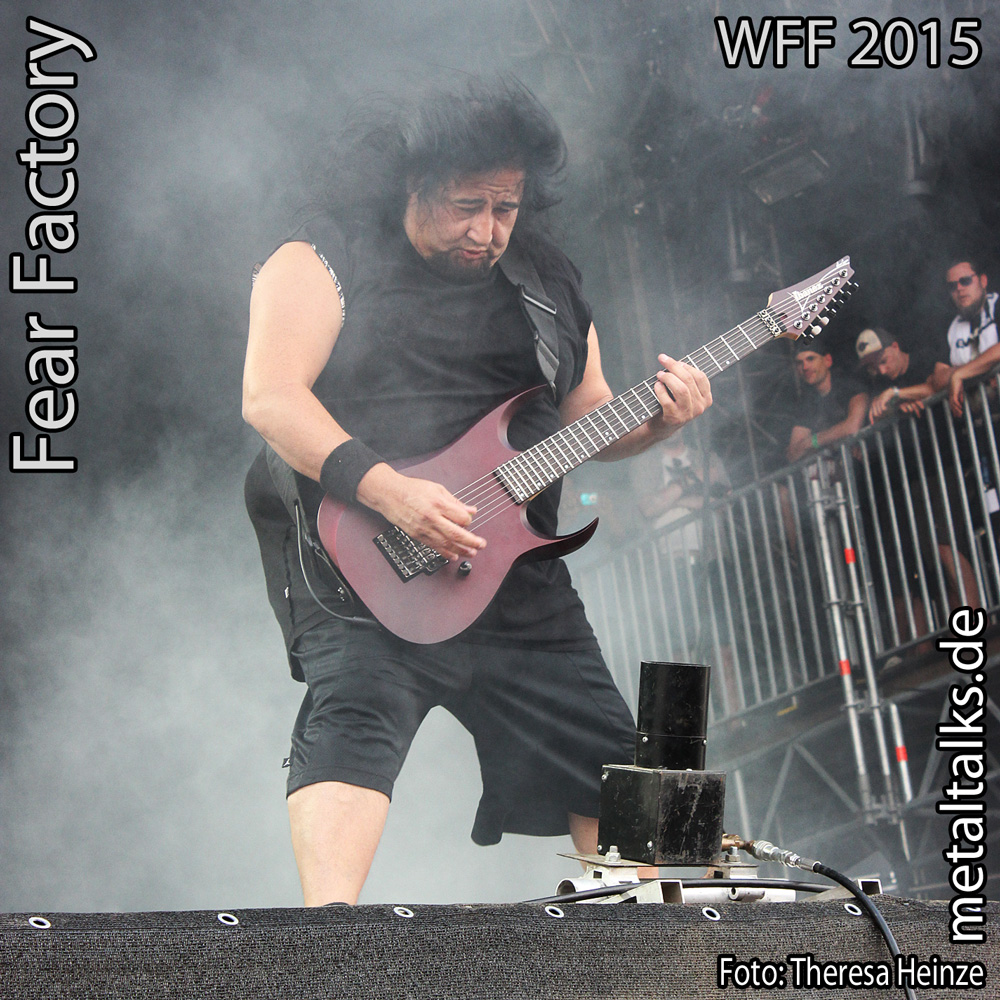 Fear Factory - World Charts #13 - Bild: Dino Cazares auf dem WFF 2015